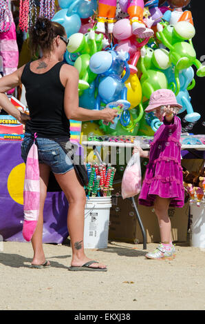 Un venditore dimostra una pistola bolle per la gioia di una giovane ragazza; Blue Hill Fair, Maine. Foto Stock