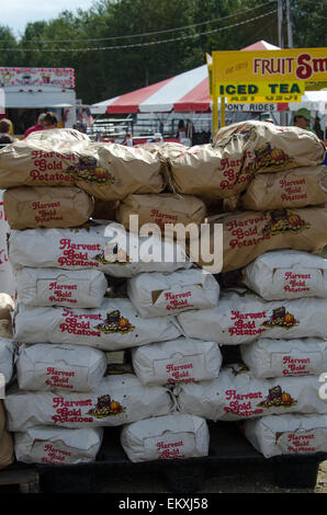 Pallet impilati con sacchi di patate dietro un francese di Fry del fornitore in stallo il Blue Hill Fair, Maine. Foto Stock