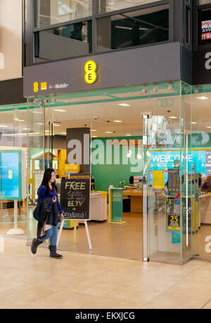 EE provider di telefonia mobile store esterno, Grand Arcade Shopping Centre, Cambridge Regno Unito Foto Stock