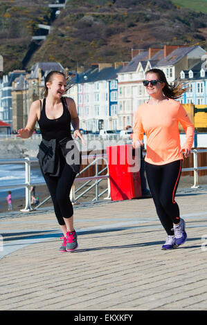 Aberystwyth, Wales, Regno Unito. Il 14 aprile, 2015. Il giorno più caldo dell'anno finora con temperature superiori a 20ºC in parti del Regno Unito, persone godere il caldo sole primaverile sul lungomare e la spiaggia a Aberystwyth sulla West Wales coast Photo credit: keith morris / Alamy Live News Foto Stock