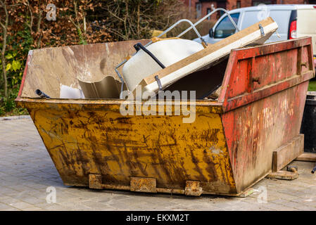 I rifiuti domestici in un dumpster di saltare su un viale residenziale durante una home progetto di restauro Foto Stock