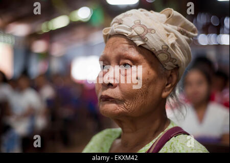 Rifugiati di etnia karen donna al campo per rifugiati di Mae La,; Mae Sot Thailandia Foto Stock