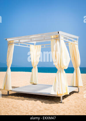 Gazebo quadrato su una spiaggia tropicale Foto Stock