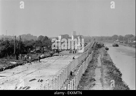 Viste del muro di Berlino con i soldati di pattuglia. Ottobre 1961. Foto Stock