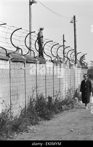 Viste del muro di Berlino con i soldati di pattuglia. Ottobre 1961. Foto Stock