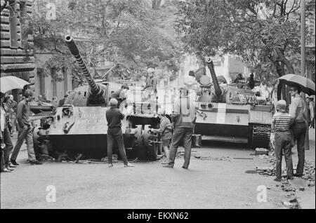 Praga, Cecoslovacchia. Fine della Primavera di Praga, un periodo di liberalizzazione politica in Cecoslovacchia durante l'epoca del suo dominio da parte dell'Unione Sovietica dopo la Seconda Guerra Mondiale. Ceco dei bambini che giocano su una bruciata serbatoio russo. Agosto 1968. Foto Stock