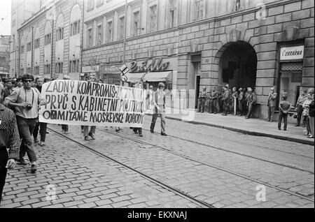 Praga, Cecoslovacchia. La Primavera di Praga, un periodo di liberalizzazione politica in Cecoslovacchia durante l'epoca del suo dominio da parte dell'Unione Sovietica dopo la Seconda Guerra Mondiale. Giovani dimostrando sul modo per il Parlamento da Wenslas Square. Agosto 1968 Foto Stock