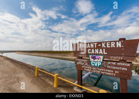 Il Friant-Kern Canale è un canale di irrigazione e parte della valle centrale acquedotto di progetto. Delano, Kern County, California Foto Stock