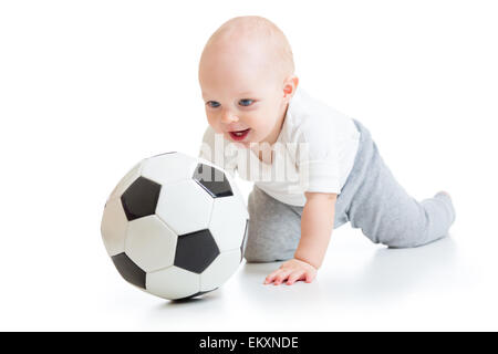 Adorable kid con il calcio su sfondo bianco Foto Stock