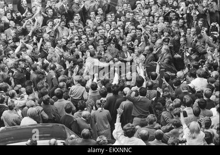 Praga, Cecoslovacchia. La Primavera di Praga, un periodo di liberalizzazione politica in Cecoslovacchia durante l'epoca del suo dominio da parte dell'Unione Sovietica dopo la Seconda Guerra Mondiale. Celebrazioni come Dubeek Smykovsky e arrivo al Parlamento dopo i colloqui a Mosca Foto Stock