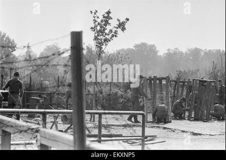 Viste del muro di Berlino con i soldati di pattuglia. Ottobre 1961. Foto Stock