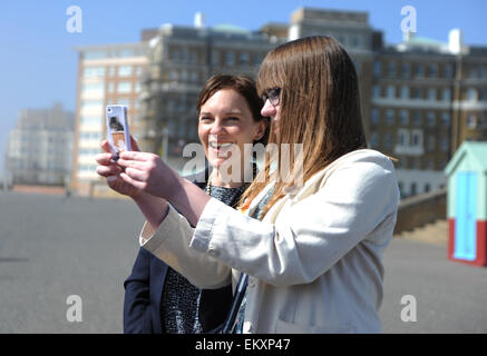 Hove Brighton Regno Unito 14 aprile 2015 - Justine Miliband la moglie del leader laburista Ed Miliband ha un selfie prese con Elizabeth Medhurst sul lungomare Hove oggi durante una visita a soddisfare gli attivisti del partito hanno fotografia scattata da Simon Dack Foto Stock