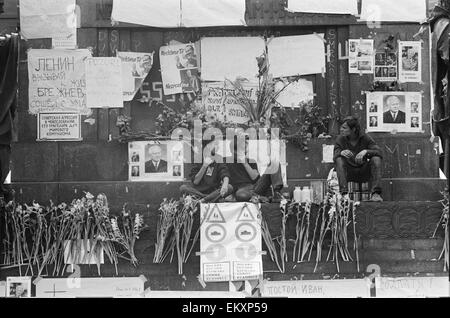 Praga, Cecoslovacchia. La Primavera di Praga, un periodo di liberalizzazione politica in Cecoslovacchia durante l'epoca del suo dominio da parte dell'Unione Sovietica dopo la Seconda Guerra Mondiale. Giovani Cancella manifesti dal re Wenseslas statua. Agosto 1968. Foto Stock