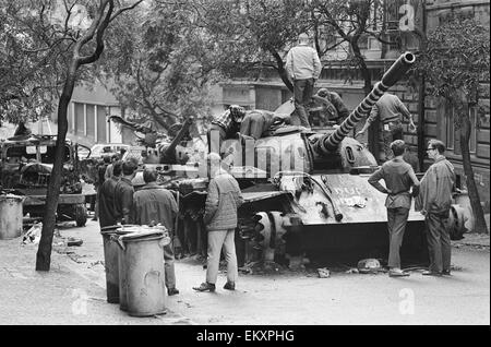 Praga, Cecoslovacchia. Fine della Primavera di Praga, un periodo di liberalizzazione politica in Cecoslovacchia durante l'epoca del suo dominio da parte dell'Unione Sovietica dopo la Seconda Guerra Mondiale. Ceco dei bambini che giocano su una bruciata serbatoio russo. Agosto 1968. Foto Stock