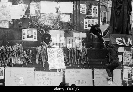 Praga, Cecoslovacchia. La Primavera di Praga, un periodo di liberalizzazione politica in Cecoslovacchia durante l'epoca del suo dominio da parte dell'Unione Sovietica dopo la Seconda Guerra Mondiale. Giovani Cancella manifesti dal re Wenseslas statua. Agosto 1968. Foto Stock