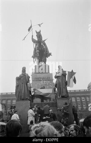 Praga, Cecoslovacchia. La Primavera di Praga, un periodo di liberalizzazione politica in Cecoslovacchia durante l'epoca del suo dominio da parte dell'Unione Sovietica dopo la Seconda Guerra Mondiale. I giovani si radunano i re Wenseslas statua. Agosto 1968. Foto Stock