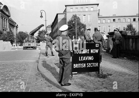 Viste del muro di Berlino con i soldati di pattuglia. Ottobre 1961. Foto Stock