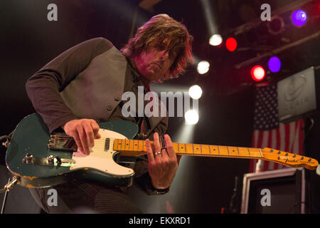 Hollywood, California, USA. Xiii Apr, 2015. Il chitarrista DEAN CETTA di Stone Temple Pilots esegue sul palco della House of Blues di Hollywood, California © Daniel DeSlover/ZUMA filo/Alamy Live News Foto Stock