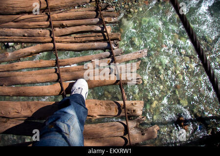 Un ponte di legno sul fiume Oued in Ourika valle tra le montagne del Marocco Foto Stock