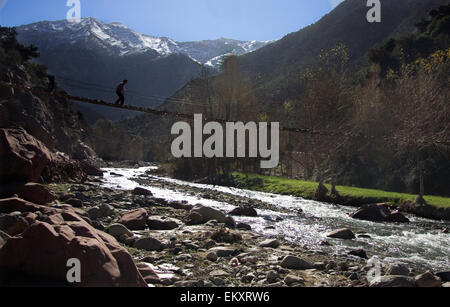 Un ponte di legno sul fiume Oued in Ourika valle tra le montagne del Marocco Foto Stock