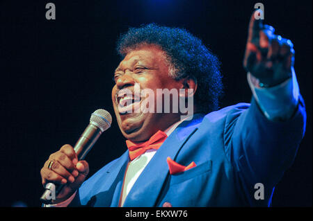 FILE - un file immagine datata 18 luglio 2008 mostra la US cantante americana Percy Sledge durante il festival "Jazz sul Danubio" a Straubing, Germania. Foto: Nestor Bachmann dpa Foto Stock