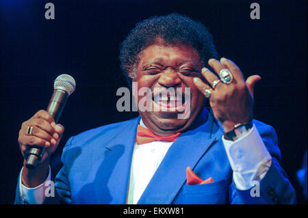 FILE - un file immagine datata 18 luglio 2008 mostra la US cantante americana Percy Sledge durante il festival "Jazz sul Danubio" a Straubing, Germania. Foto: Nestor Bachmann dpa Foto Stock