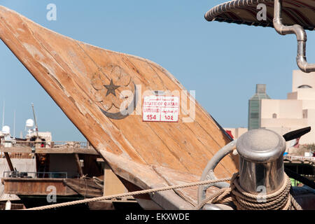 La prua di un tradizionale dhow barca ormeggiata in banchina dhow a Doha nel Golfo nazione del Qatar. Foto Stock