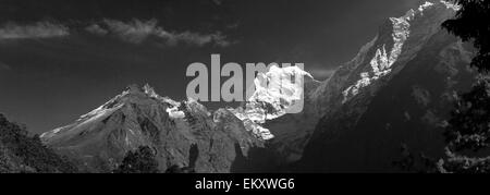 Snow capped Thangdeja montagna, sul campo base Everest trek, Sito Patrimonio Mondiale dell'UNESCO, il Parco Nazionale di Sagarmatha, Solu-Khumbu Foto Stock