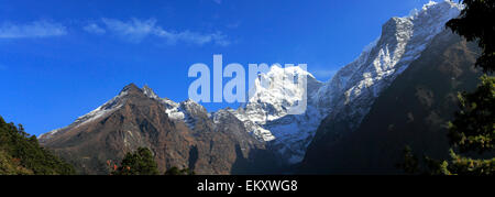 Snow capped Thangdeja montagna, sul campo base Everest trek, Sito Patrimonio Mondiale dell'UNESCO, il Parco Nazionale di Sagarmatha, Solu-Khumbu Foto Stock