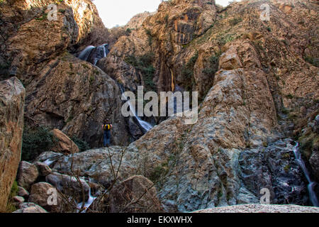 Unidentified uomo riceve la famosa cascata di Setti Fatma, Marocco Foto Stock