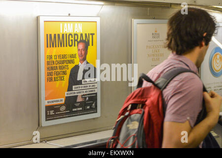 La stazione di Euston, London, Regno Unito. Il 14 aprile 2015. Una campagna di manifesti per celebrare l'immigrazione, chiamato 'Io sono un immigrato', con poster attraverso le stazioni di Londra. Le immagini mostrano 15 immigrati da occupazioni diverse da un barrister di una salute mentale infermiere e un vigile del fuoco. La campagna è stata creata dal movimento contro la xenofobia. Credito: Matteo Chattle/Alamy Live News Foto Stock