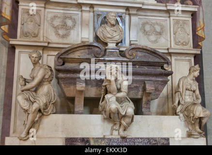 Tomba di Michelangelo nella Basilica di Santa Croce a Firenze, Italia. Foto Stock