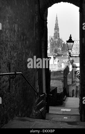 Royal Mile Lane vista del monumento di Scott, Edimburgo, Scozia. Uno di Edimburgo di molti famosi vicoli, Avvocato vicino Foto Stock