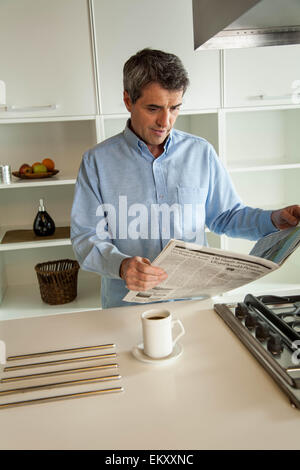 L'uomo rilassato in cucina Foto Stock