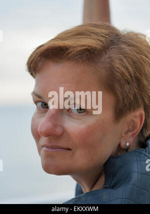 Sorridente di mezza età conciate caucasica donna ritratto all'aperto Foto Stock