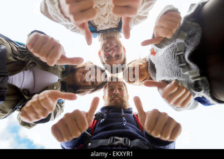 Gruppo di amici sorridente con zaini escursionismo Foto Stock