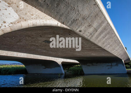 Il fiume di Los Angeles sotto Burbank Boulevard, Sepulveda Basin Area ricreativa, Los Angeles, California, Stati Uniti d'America Foto Stock