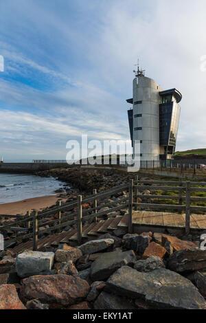 Aberdeen operazioni marine torre di controllo e le scale fino alla spiaggia di Aberdeen. Foto Stock