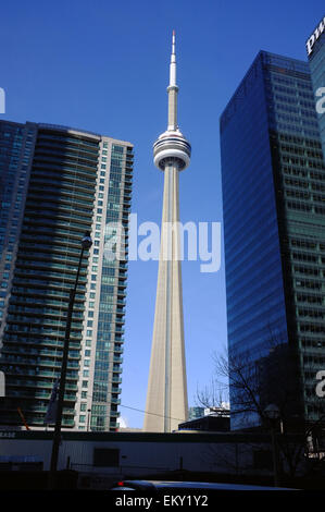 Una vista della CN Tower in Toronto visto dalla strada sottostante. Foto Stock