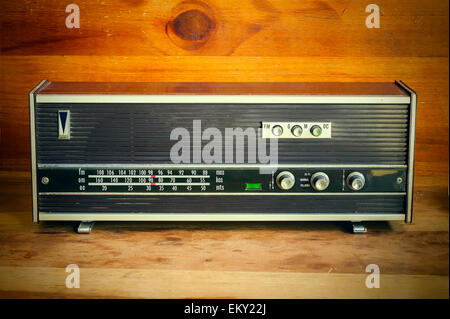 Vecchia radio vintage con occhio verde luce sul tavolo Foto Stock