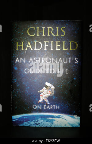 Il coperchio anteriore di una guida degli astronauti alla vita da astronauta canadese Chris Hadfield. Foto Stock