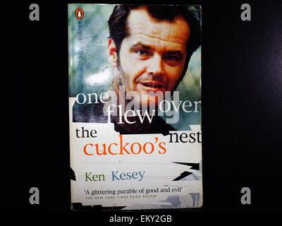 Il coperchio anteriore del libro Uno è volato oltre il cuculo's Nest. Foto Stock