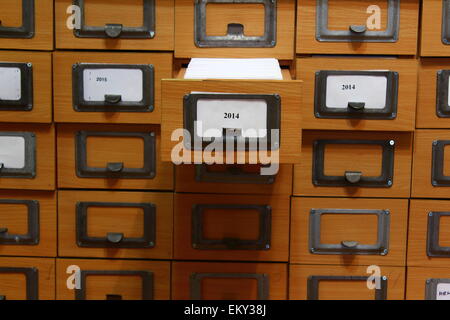 Scheda di catalogo in biblioteca con una scatola aperta Foto Stock