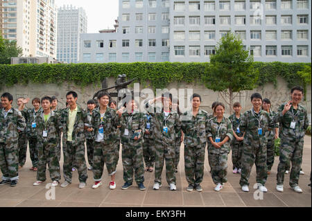 I soldati schierati in camuffamento uniforme; Kunming Yunnan in Cina Foto Stock