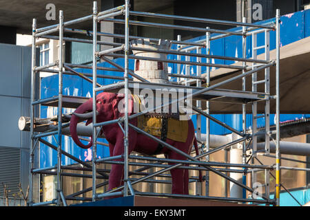 Statua dell'Elefante ed il castello avvolto in un ponteggio prima di delocalizzazione - metafora visiva per la rigenerazione della zona Foto Stock