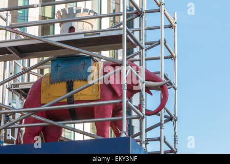 Statua dell'Elefante ed il castello avvolto in un ponteggio prima di delocalizzazione - metafora visiva per la rigenerazione della zona Foto Stock