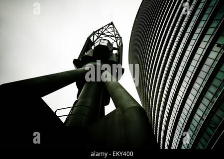 Questa è una gru di banchina prese accanto a un edificio a Canary Wharf, un'immagine utile per raffigurante londinese di de-industrializzazione. Foto Stock