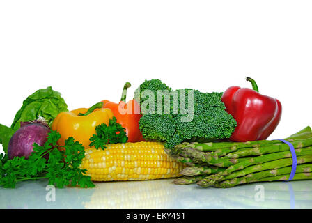 Fresche e vegetali sulla superficie lucida con sfondo bianco. Foto Stock