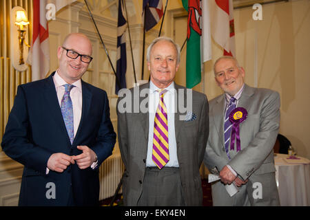 Southport, Merseyside, Regno Unito. Il 14 aprile, 2015. Paolo Nuttall UKIP MEP per il Nord Ovest dell'Inghilterra, UKIP vice leader, con il Ukip parlamentare del candidato per Southport, Terry Durrance Leader & Neil Hamilton, UKIP Vice Presidente di indirizzamento i membri di un pre-elettorale riunione svoltasi nella Royal Clifton Hotel. Credito: Mar fotografico/Alamy Live News Foto Stock