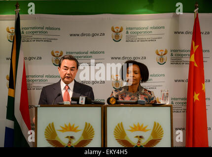 Pretoria, Sud Africa. Xiv Apr, 2015. Visita il Ministro degli Affari Esteri cinese Wang Yi (L) e Maite Nkoana-Mashabane, ministro del Dipartimento delle Relazioni Internazionali e della cooperazione del Sud Africa, partecipare a una conferenza stampa dopo la loro riunione a Pretoria, Sud Africa, il 14 aprile 2015. © Zhai Jianlan/Xinhua/Alamy Live News Foto Stock